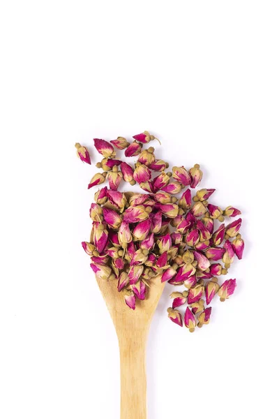 花茶玫瑰芽与木勺子查出在白色背景 花和植物 — 图库照片