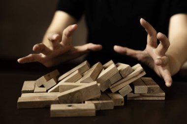 iş failuare fikir kavramı el ile öfke ile zeminde ahşap yığın blok korumak.