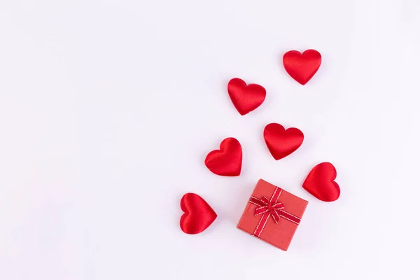 红色的心与礼品盒 情人节背景 — 图库照片