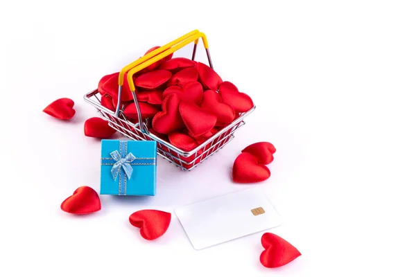 红色的心与信用卡和礼品盒在购物篮 情人节的背景 — 图库照片
