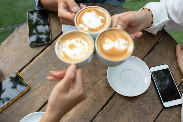 Gruppo Amici Applausi Con Tazza Latae Bar Caffè Con Telefono — Foto Stock