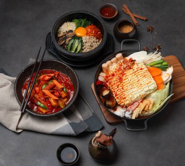 Çeşitli Kore gıda seti, Gri arka plan, Üst görünüm.