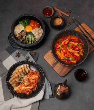 Çeşitli Kore gıda seti, Gri arka plan, Üst görünüm.