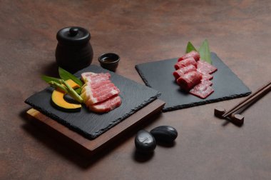 Kabak parçaları ve kuşkonmaz o ile taze çiğ sığır eti brisket dilim