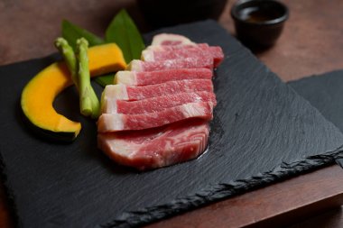 Kabak parçaları ve kuşkonmaz o ile taze çiğ sığır eti brisket dilim