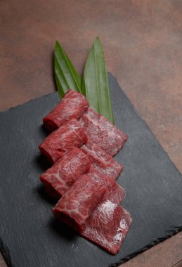 Siyah çanak kaya kabak parçaları ve kuşkonmaz ile Taze çiğ dana göğüs eti dilim, menü seti.