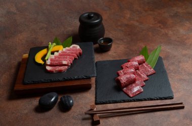 Siyah çanak kaya kabak parçaları ve kuşkonmaz ile Taze çiğ dana göğüs eti dilim, menü seti.