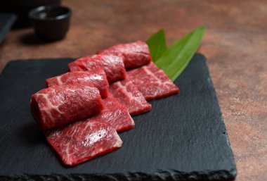 Siyah çanak kaya kabak parçaları ve kuşkonmaz ile Taze çiğ dana göğüs eti dilim, menü seti.