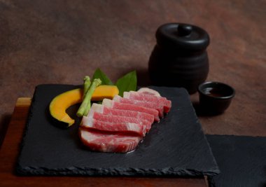 Siyah çanak kaya kabak parçaları ve kuşkonmaz ile Taze çiğ dana göğüs eti dilim, menü seti.