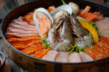 Susam ile süslenmiş sığır eti tarafı ve karides ar ile kabuklu deniz ürünleri