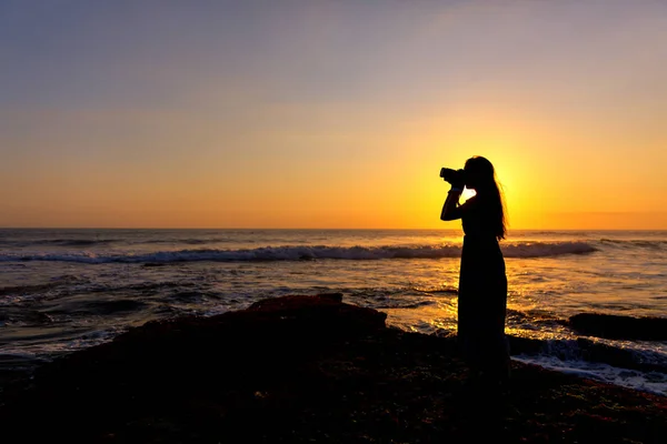 Žena fotograf fotit západ slunce pohled — Stock fotografie