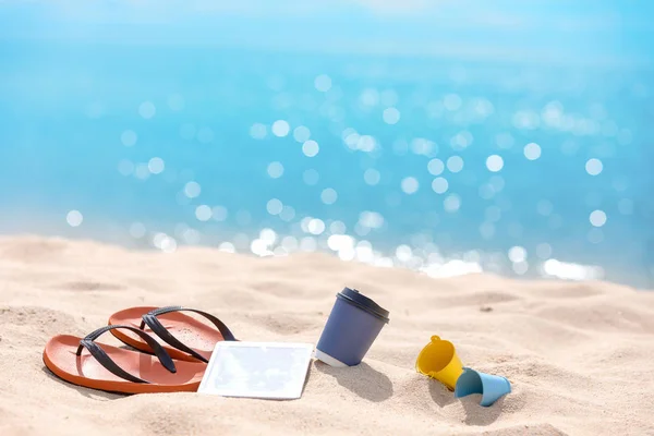 Strand kiegészítők kávé papírpohár és tabletta a strandon-Su — Stock Fotó