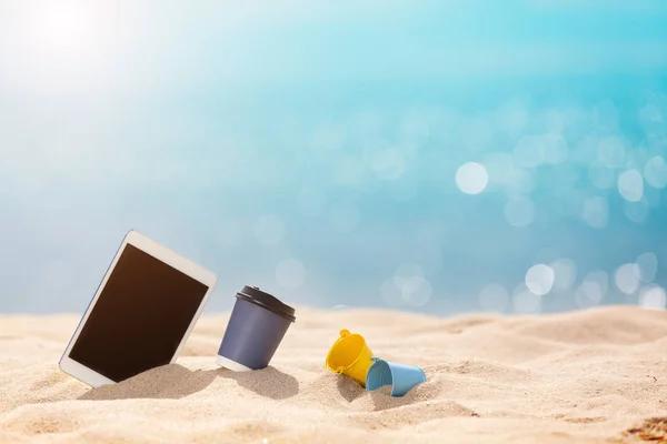 Kávé papírpohár és tabletta a strandon-Nyári szünidő — Stock Fotó