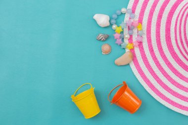 yaz konsepti için aksesuarlı çizgili retro şapka, cpooy alanı.