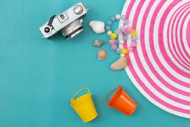 yaz konsepti için aksesuarlı çizgili retro şapka, cpooy alanı.