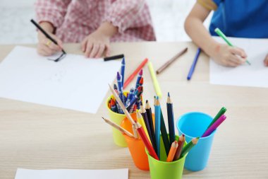 Birlikte Asya okul öncesi öğrenci bir col tarafından çizerek ev ödevi yapmak