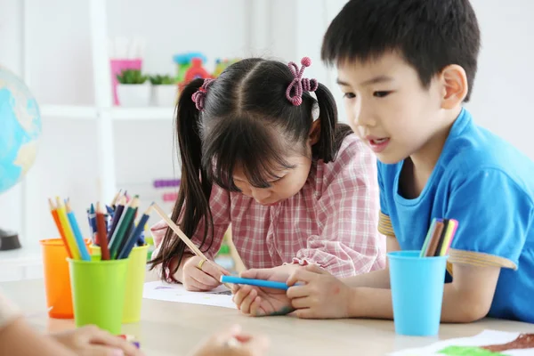 亚洲学龄前儿童一起画画做作业 — 图库照片