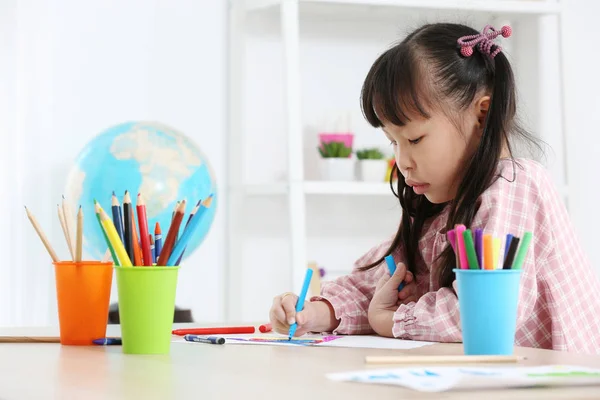 亚洲学龄前儿童做家庭作业，通过绘制的颜色，这 — 图库照片