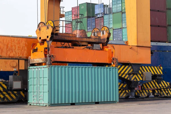 Lastfartyg för industriellt container gods på Phalasarna hamnstad för logistik im — Stockfoto