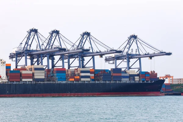 Průmyslový kontejner Cargo nákladní loď v habor pro logistiku — Stock fotografie