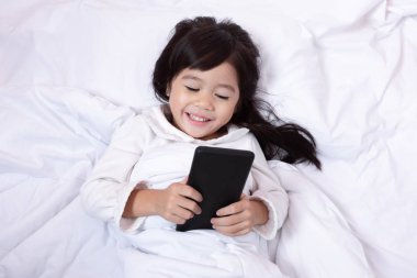 Asya 'nın en iyi manzarası. Küçük çocuk akıllı telefon yalanlarıyla eğleniyor. 
