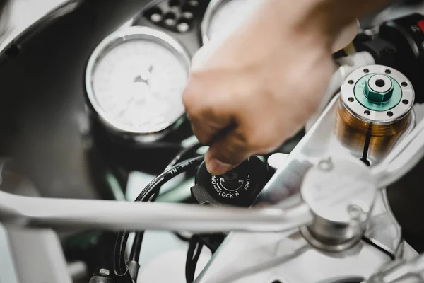 Hand Man Twist Motorcycle Key — Stock Photo, Image