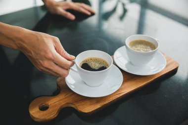 Sabahları iki fincan sade kahve ve bir bardak kahve..