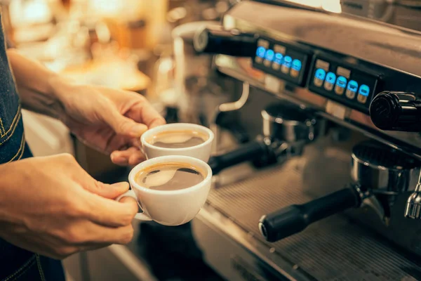 Kávovar Nalévání Kávy — Stock fotografie