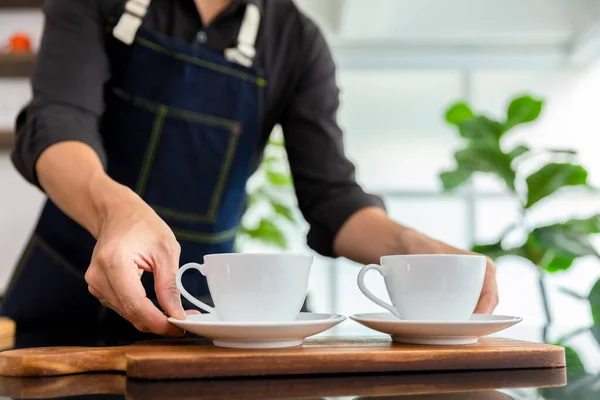 Barista Versando Caffè Nero Tazza Bianca Servizio Caffetteria — Foto Stock