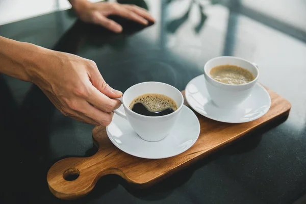 Deux Tasses Café Noir Sur Plateau Bois Avec Une Main — Photo