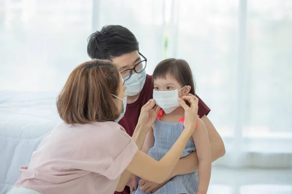 Asian Family Portant Des Masques Médicaux Sur Visage Regarde Caméra — Photo