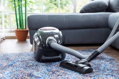 Halıda elektrikli süpürgeyle temizlik yapmak ve şimdiye kadar yaşananlar. Evi temizlemek için gerekli aletler. siyah vakum temiz