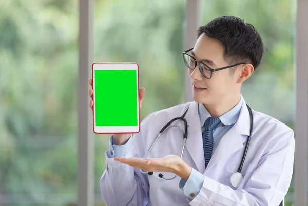 Jovem Médico Vestindo Vestido Segurando Ipad Para Diagnóstico Conferência Com Imagem De Stock