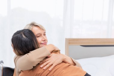 Çok kültürlü bir aile yatakta mutluluk ve sevgiyle kucaklaşıyor. Alışılmadık görünüş, çeşitlilik, kalıtım konsepti..