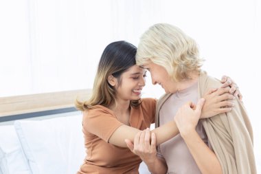 Çok kültürlü ailelerin yatakta birbirlerine sevgi ve mutlulukla sarılmalarını. Alışılmadık görünüş, çeşitlilik, kalıtım konsepti..