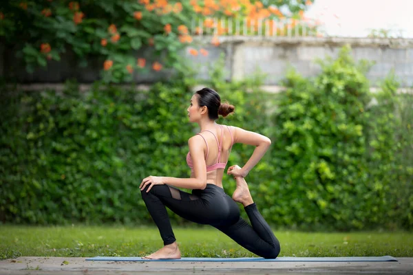 Wizerunek Niesamowite Silne Młode Azji Fitness Kobieta Zewnątrz Ogrodzie Zrobić — Zdjęcie stockowe