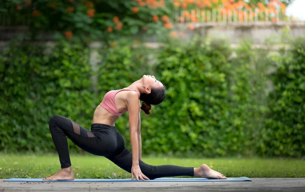 Imagem Incrível Forte Jovem Ásia Fitness Mulher Livre Jardim Fazer Imagem De Stock