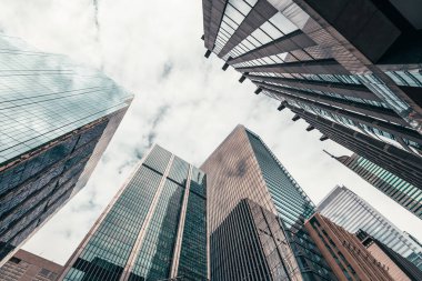 Toronto Ontario Kanada şehir merkezindeki finans bölgesinde gökyüzüne kadar uzanan ofis binaları.