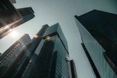 Toronto Ontario Kanada şehir merkezindeki finans bölgesinde gökyüzüne kadar uzanan ofis binaları.