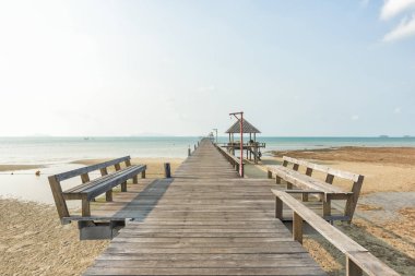 Uzun ahşap köprü Pavyonu için devam denizin güzel tropik ada, Tayland.