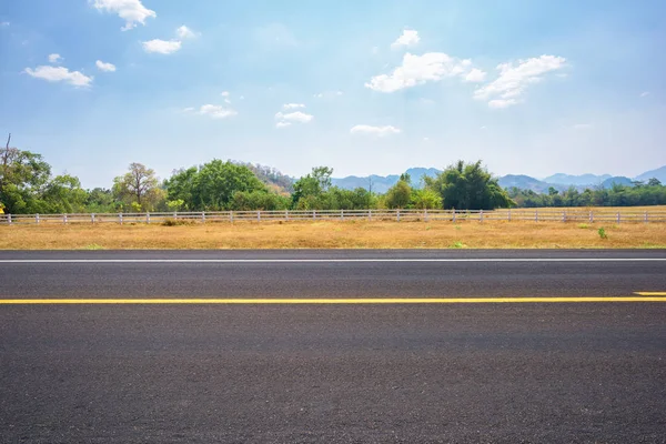 Asfalt yol ve kırsal kez bakıldı