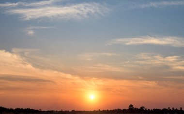 günbatımı gökyüzü arka plan üzerinde güneş