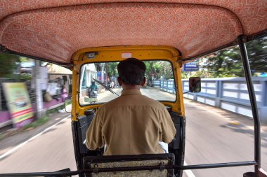 Kerala, Hindistan - 08 Mayıs 2018: Görünümü otomatik çekçek, Kerala, Hindistan yol yolcu servisi için çalışan Hint saklardı taksi içinden. Tuk-Tuk bir motosiklet var bir three-wheeler (üç tekerlekli bisiklet).