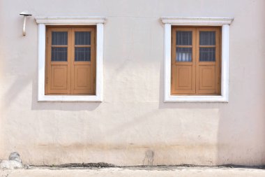 Duvarda iki eski windows.