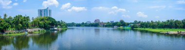 Panoramik nehir manzarası ve cityscapes Kerala, Hindistan.