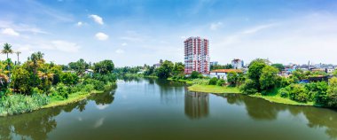 Panoramik nehir manzarası ve cityscapes Kerala, Hindistan.