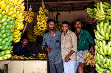 Aluva, Hindistan - 15 Mayıs 2018: erkekler muz Kerala, Hindistan Aluva şehir içinde sokak pazarında satış.