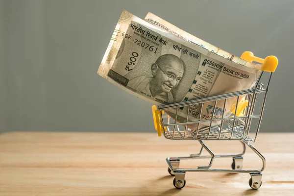 Arabası bir tabloda, online alışveriş kavramı içinde Hint Rupisi banknotlar.