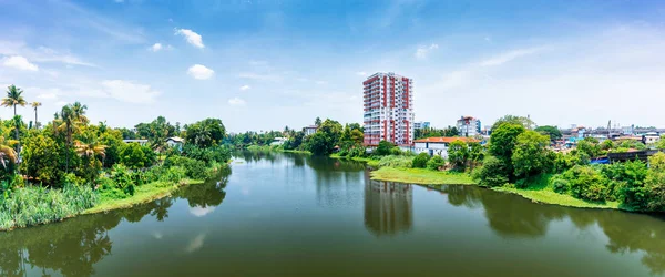 Panoramik nehir manzarası ve cityscapes Kerala, Hindistan.