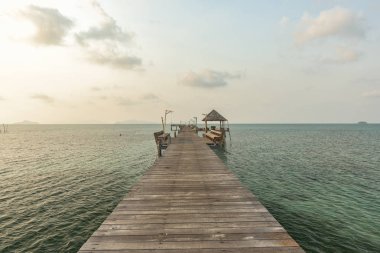  Uzun ahşap köprü Pavyonu için devam denizin güzel tropik ada, Tayland.